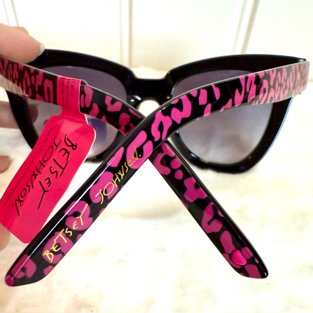 Betsey Johnson Hot Pink Cheetah/Cat Eye Oversized Sunglasses NWT’s - Picture 2 of 4